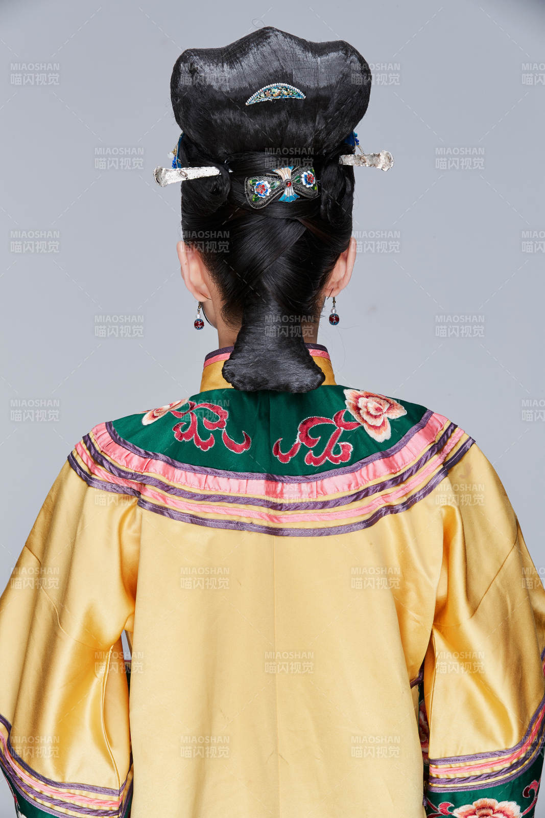 白色背景下的清代女性古裝造型清朝古裝