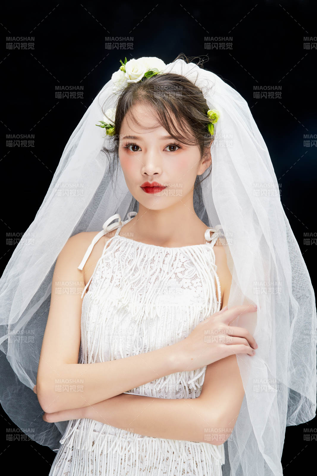 黑色背景下的美妝新娘彩妝人像