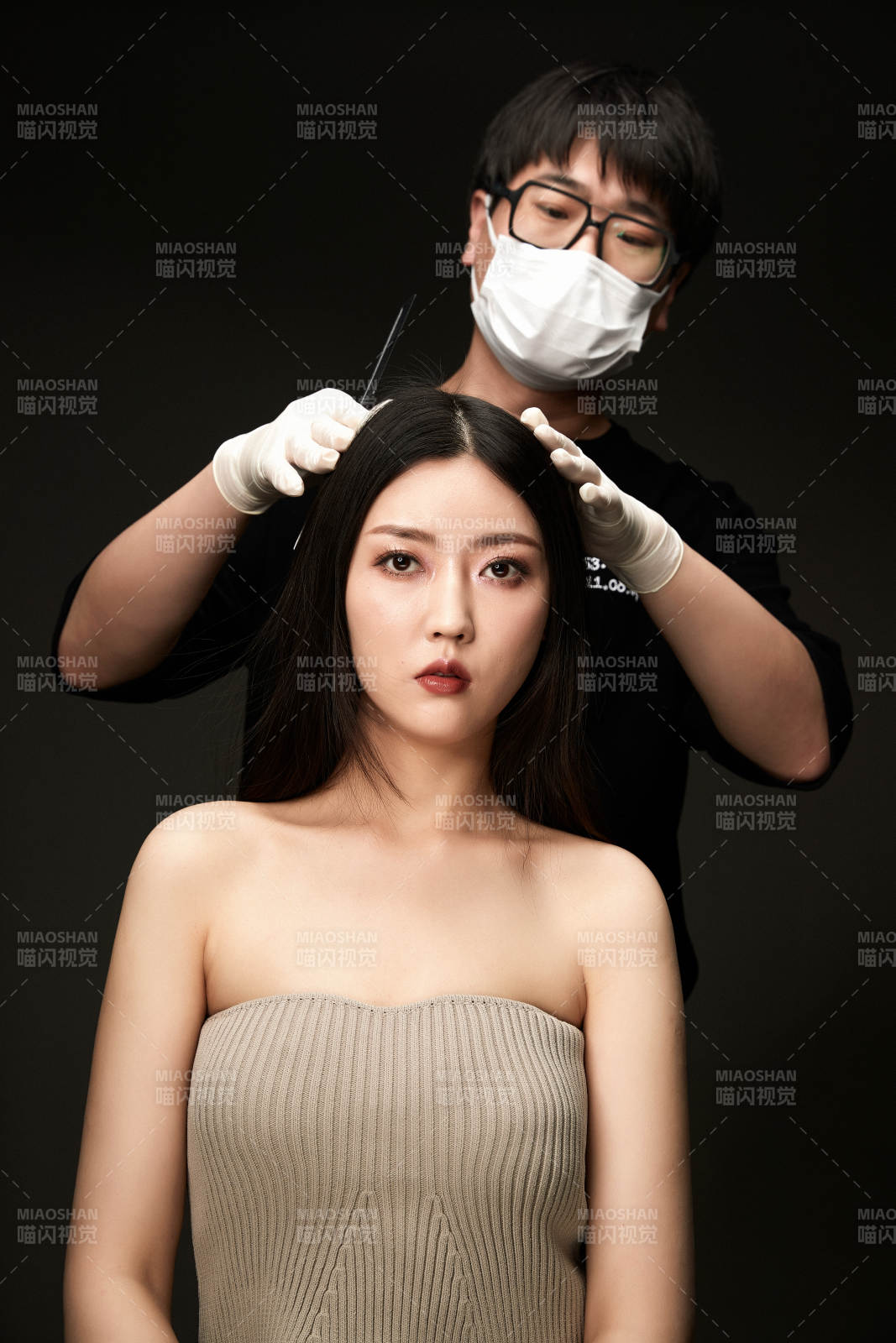 進行美妝化妝的化妝師與模特