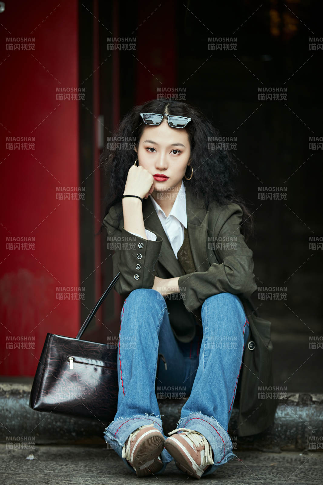 老舊城區里穿著復古港風的美麗清純少女