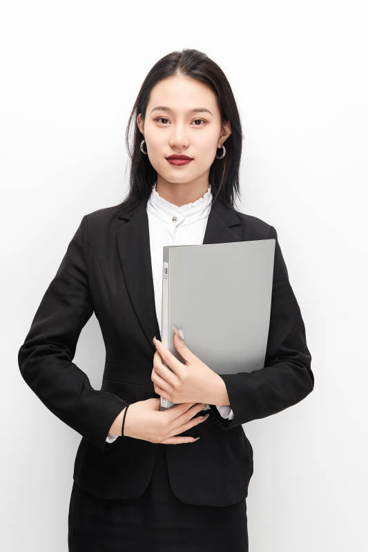 身穿西服拿着文件夹的美丽商务女士
