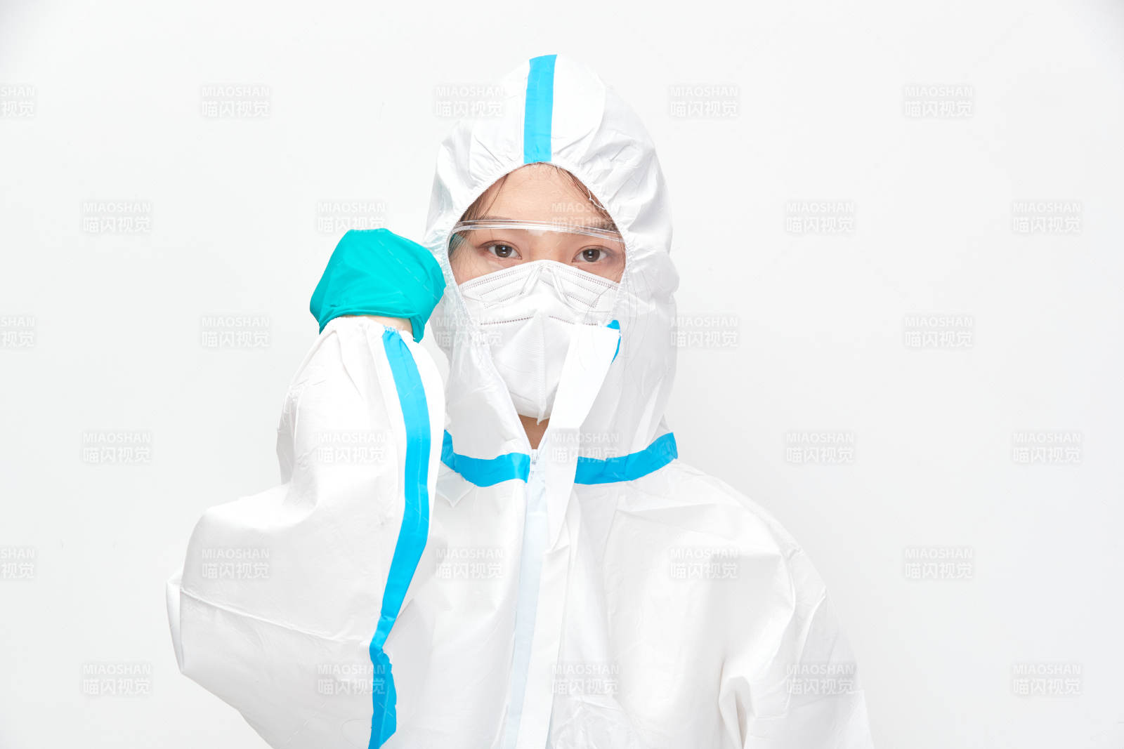 穿白色防護服佩戴護目鏡口罩的女性醫療人員