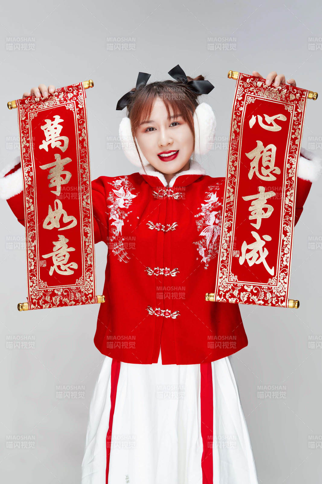 手持春聯(lián)身穿喜慶漢服的可愛少女