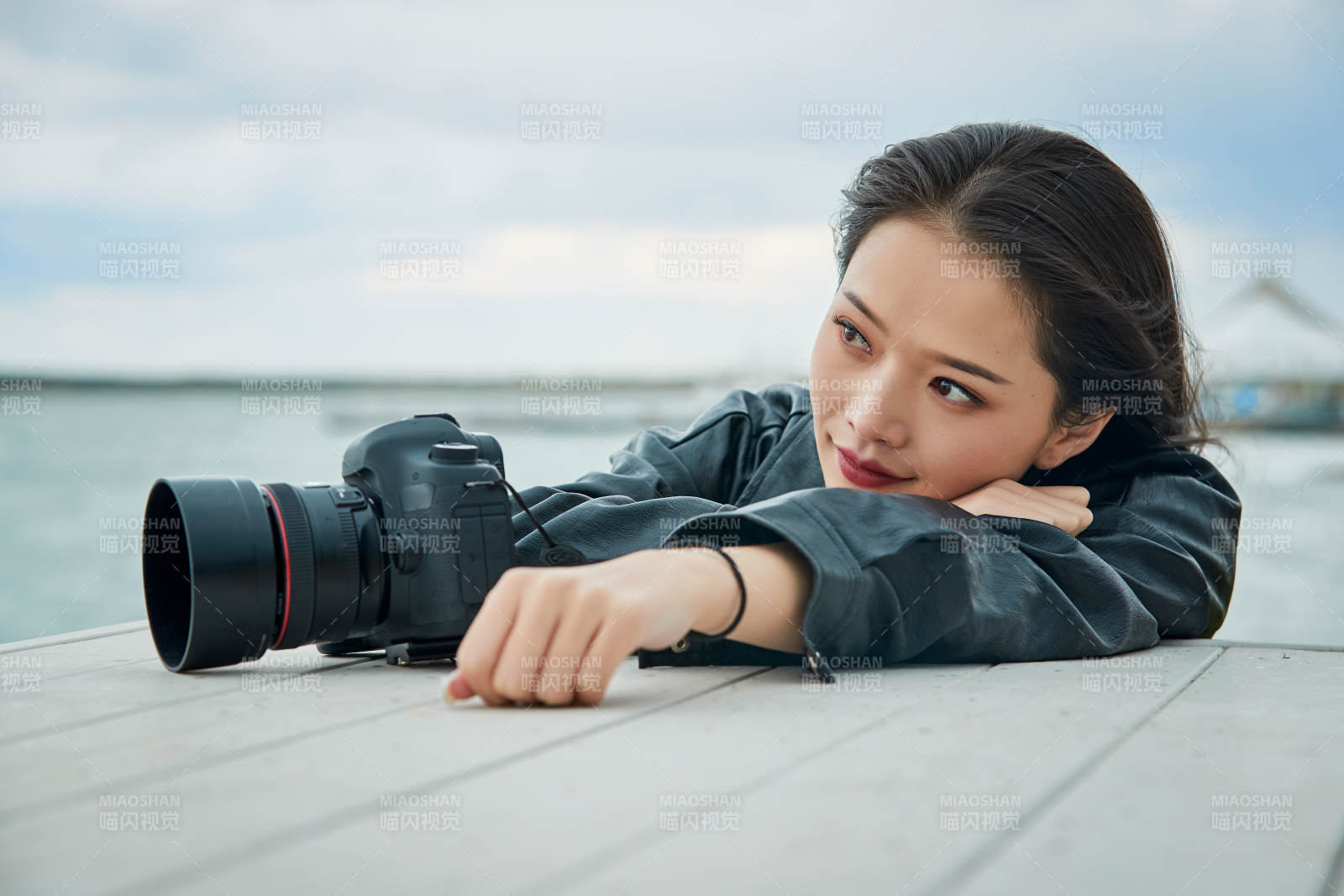 戶外湖畔進行拍攝的亞洲青年女性攝影師