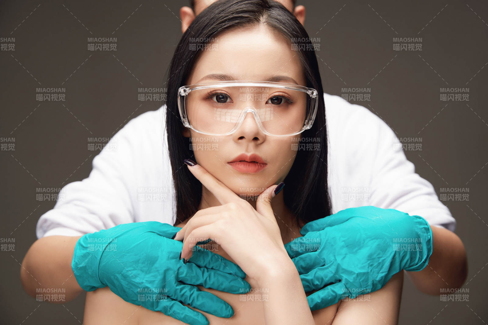 黑色背景里的亞洲美女面部特寫醫美整容