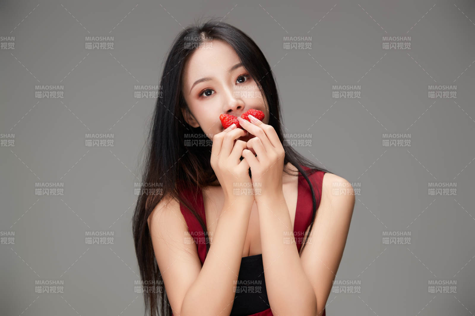 吃水果的亞洲東方長發少女