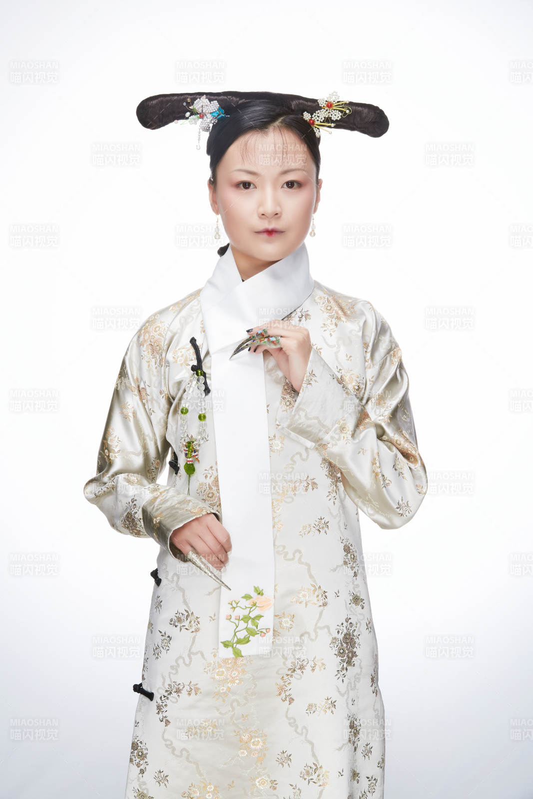 白色背景下的清代女性古裝造型清朝古裝