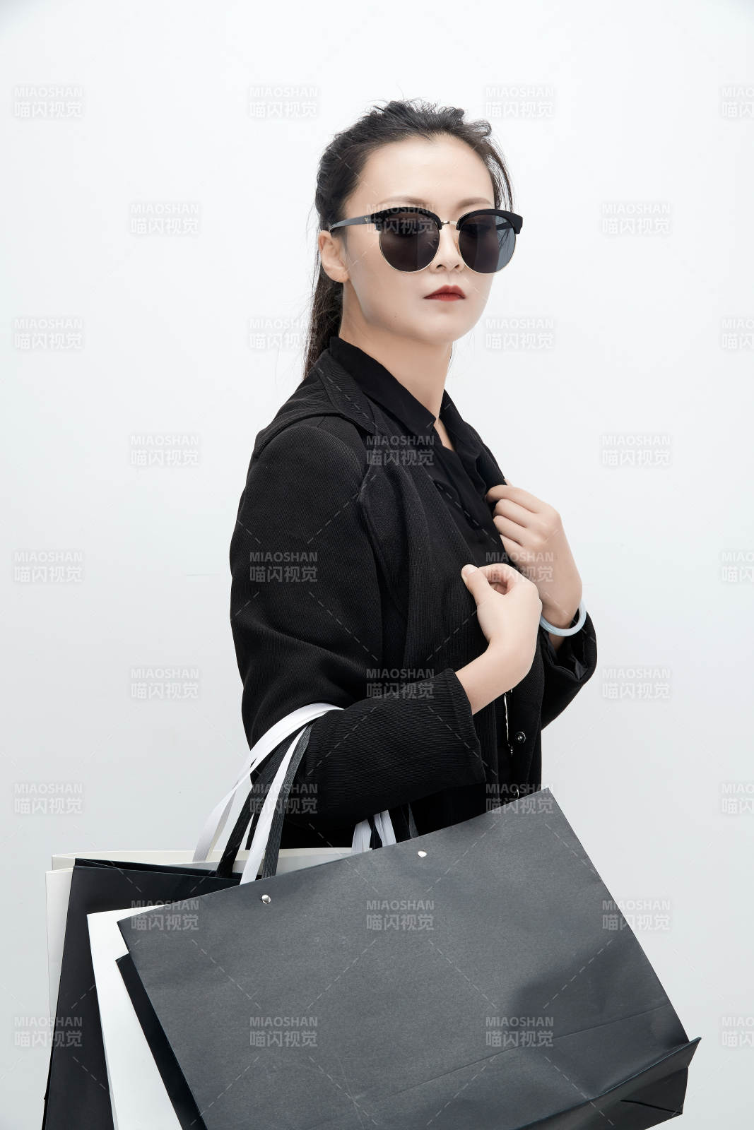 白色背景下手提購物袋時尚美麗的亞洲少女