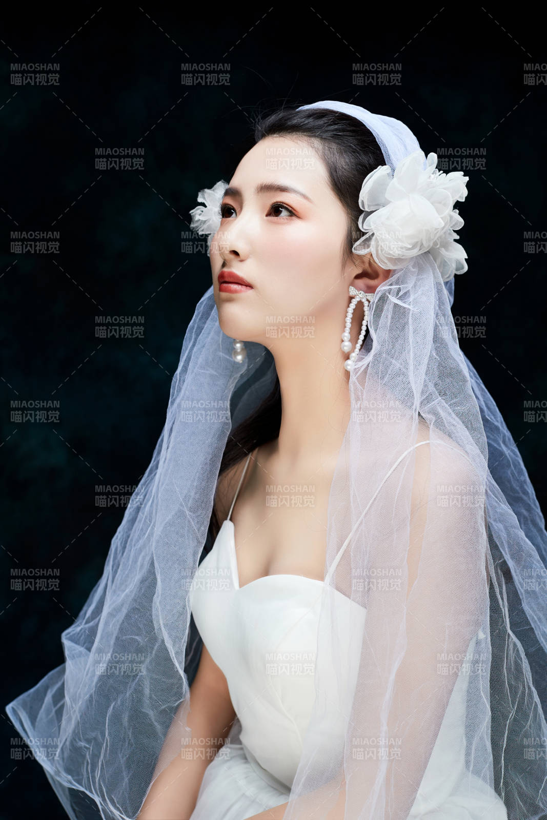 黑色背景下的女性復古婚紗妝面