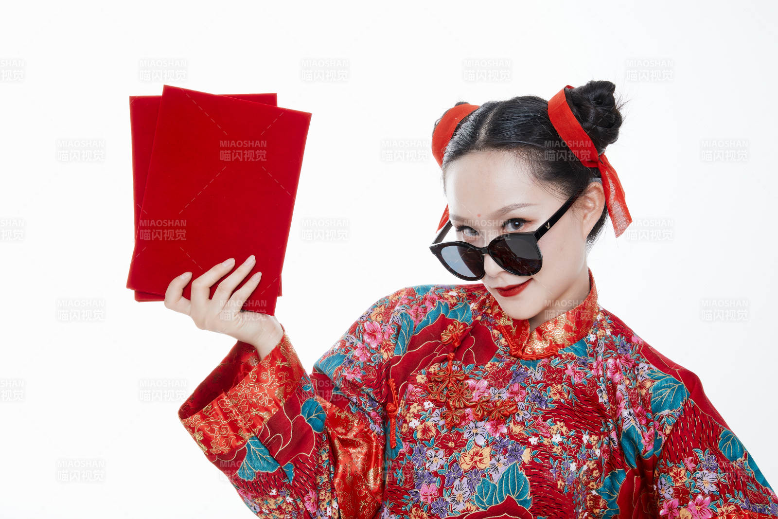 身穿中國(guó)傳統(tǒng)服飾的青年女性