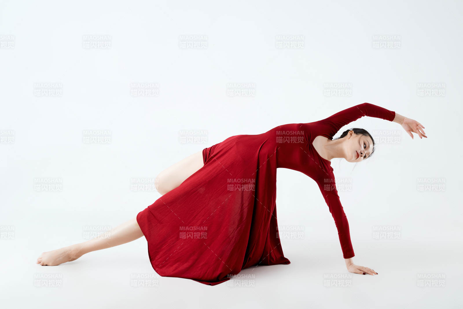 穿著紅色長(zhǎng)裙翩翩起舞的少女