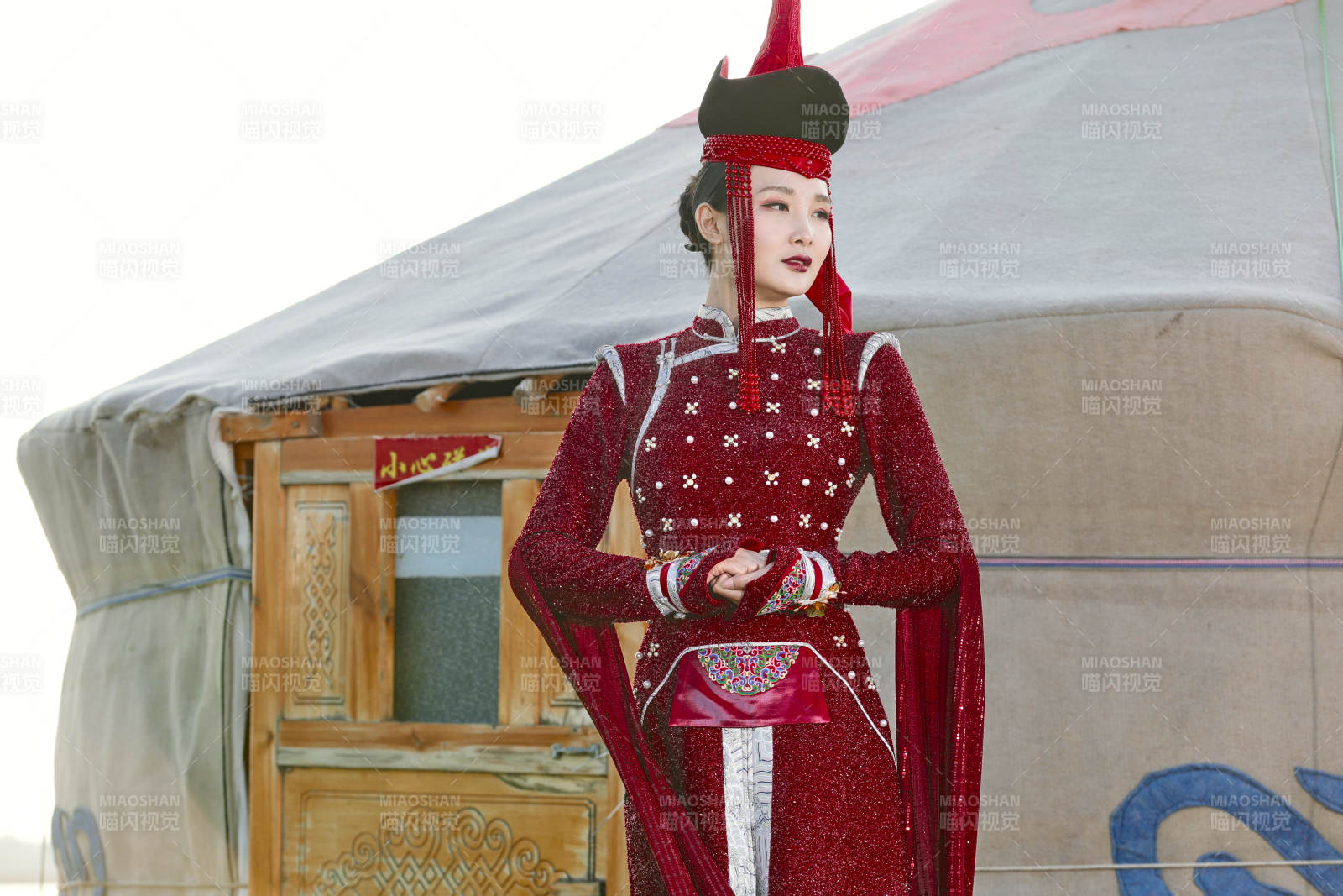 草原上穿著蒙古族傳統服飾的亞洲年輕美少女