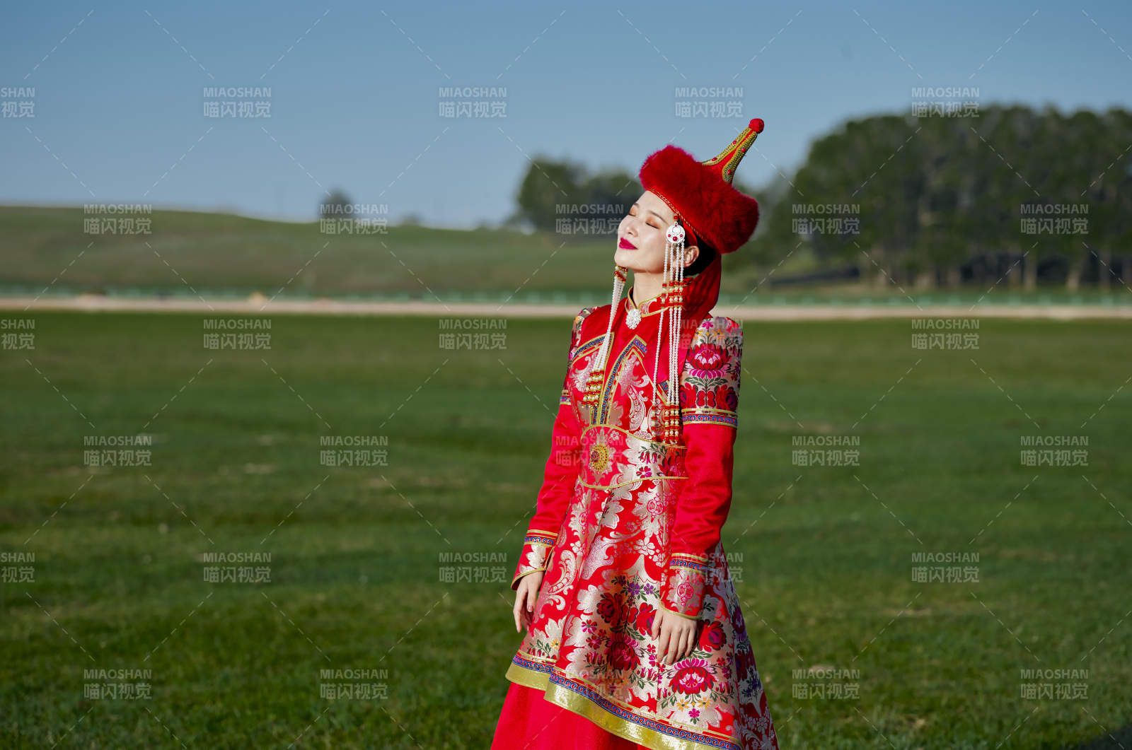 草原上穿著蒙古族傳統服飾的亞洲年輕美少女