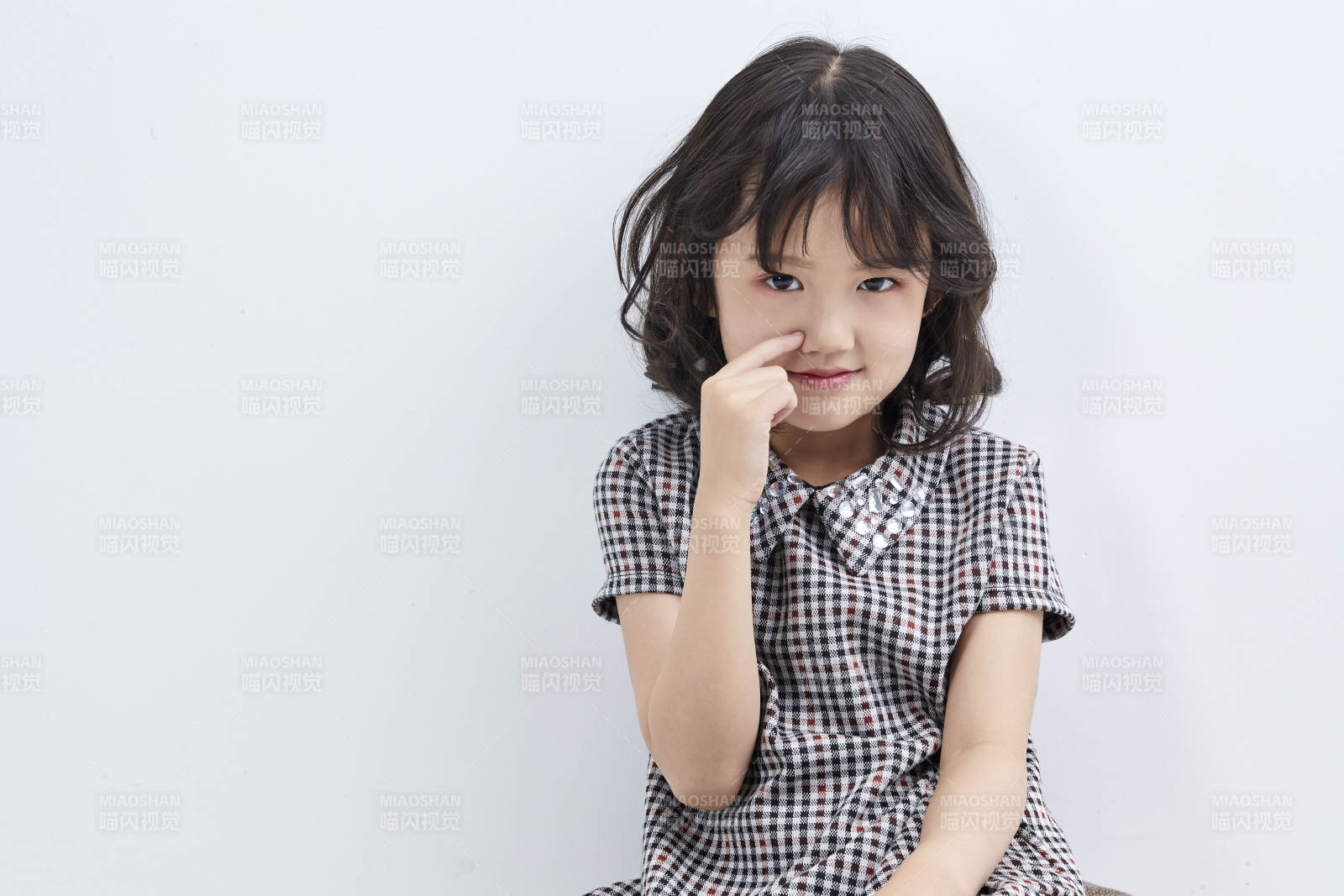 白色色背景的可愛的亞洲小女孩兒童