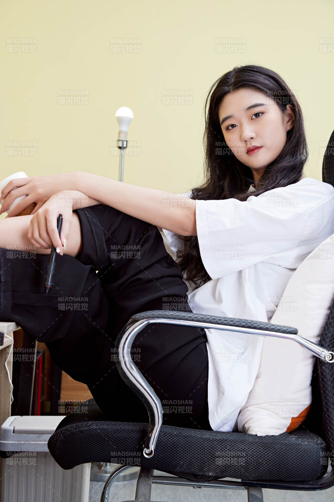 居家在電腦前創(chuàng)作插畫的年輕美女