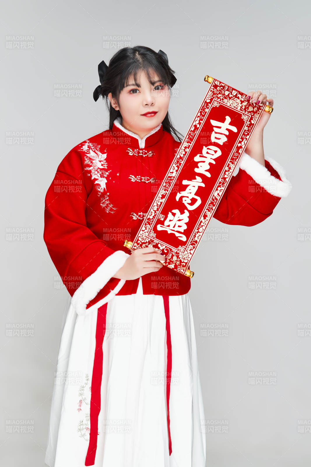 手持春聯身穿喜慶漢服的可愛少女