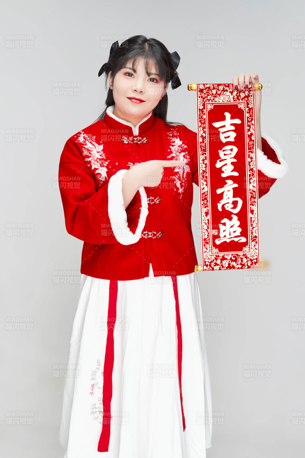 手持春聯(lián)身穿喜慶漢服的可愛(ài)少女