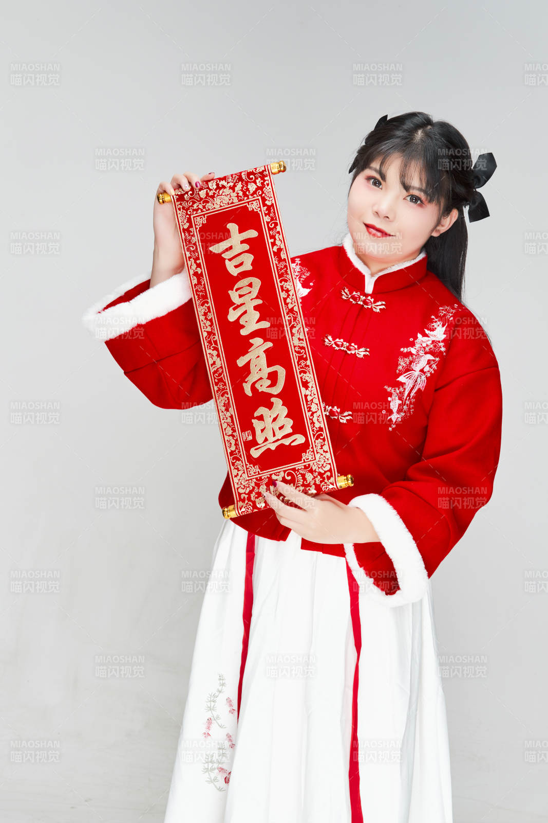 手持春聯身穿喜慶漢服的可愛少女