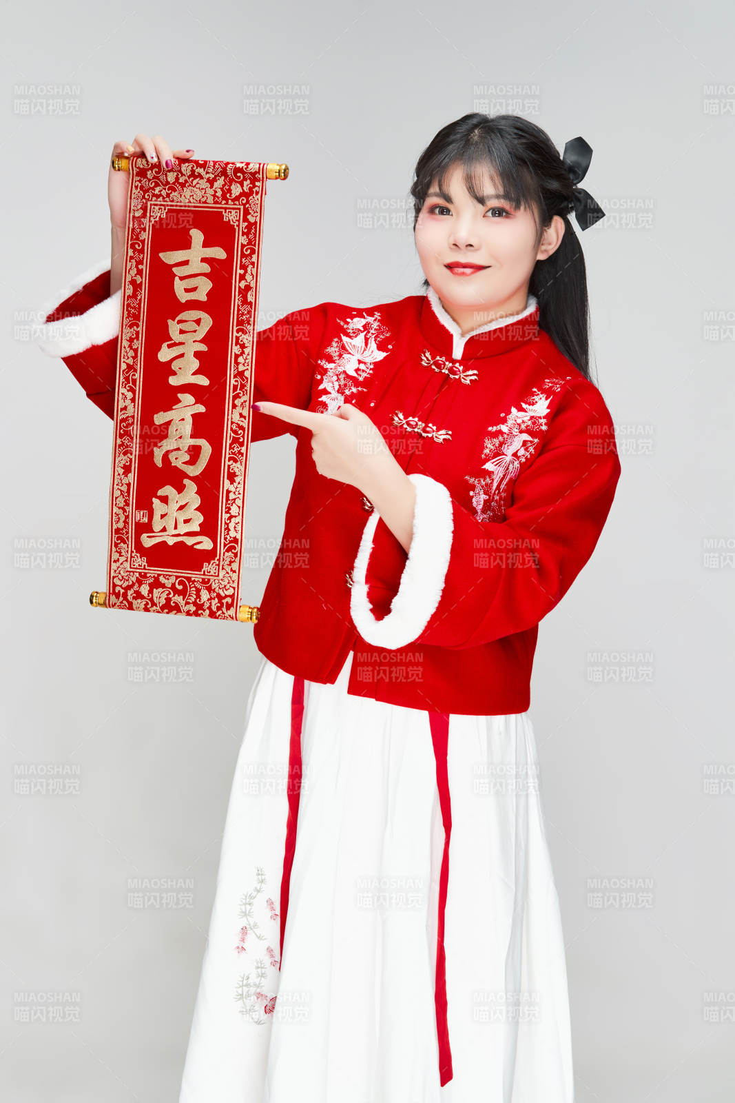 手持春聯身穿喜慶漢服的可愛少女