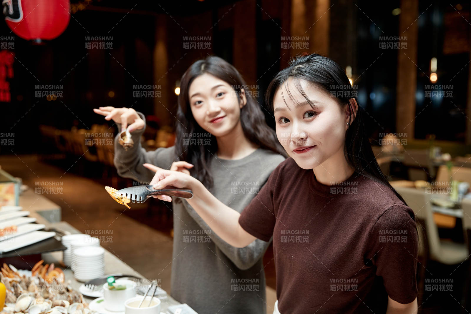 在酒店自助餐廳大吃特吃的亞洲可愛閨蜜少女