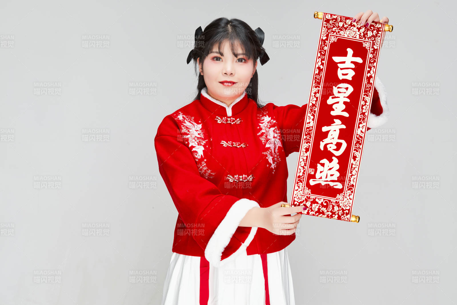 手持春聯(lián)身穿喜慶漢服的可愛(ài)少女