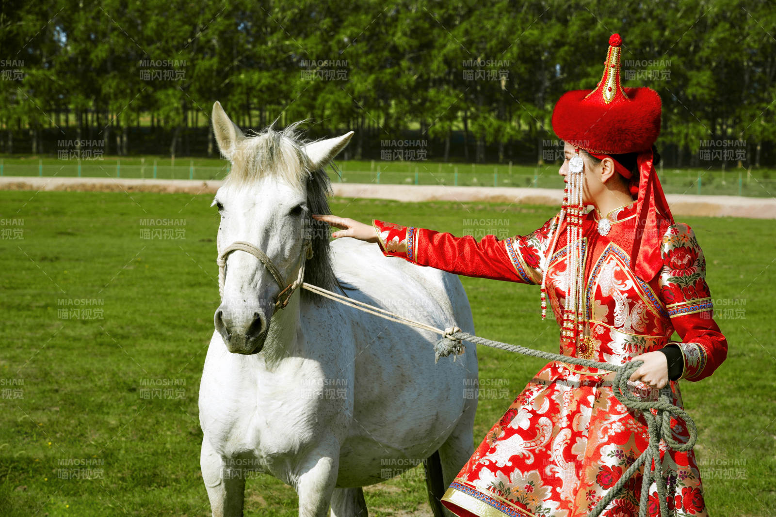 草原上穿著蒙古族傳統(tǒng)服飾的亞洲年輕美少女