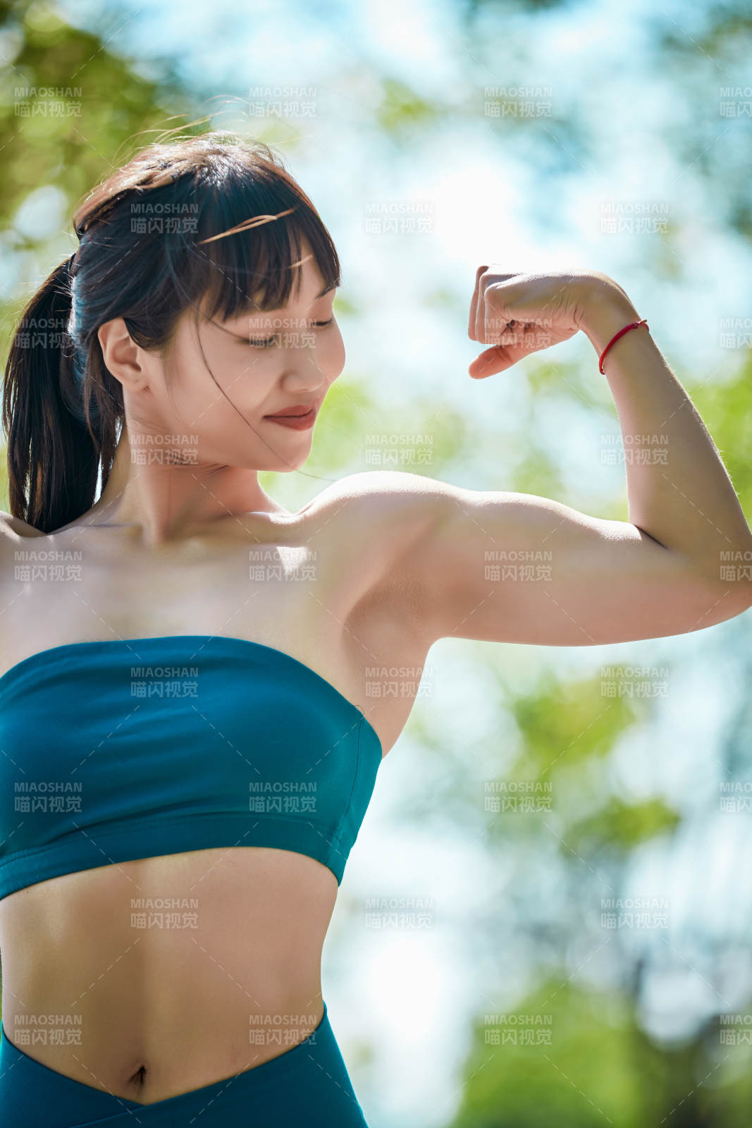 湖畔公園做瑜伽動(dòng)作的亞洲年輕女性