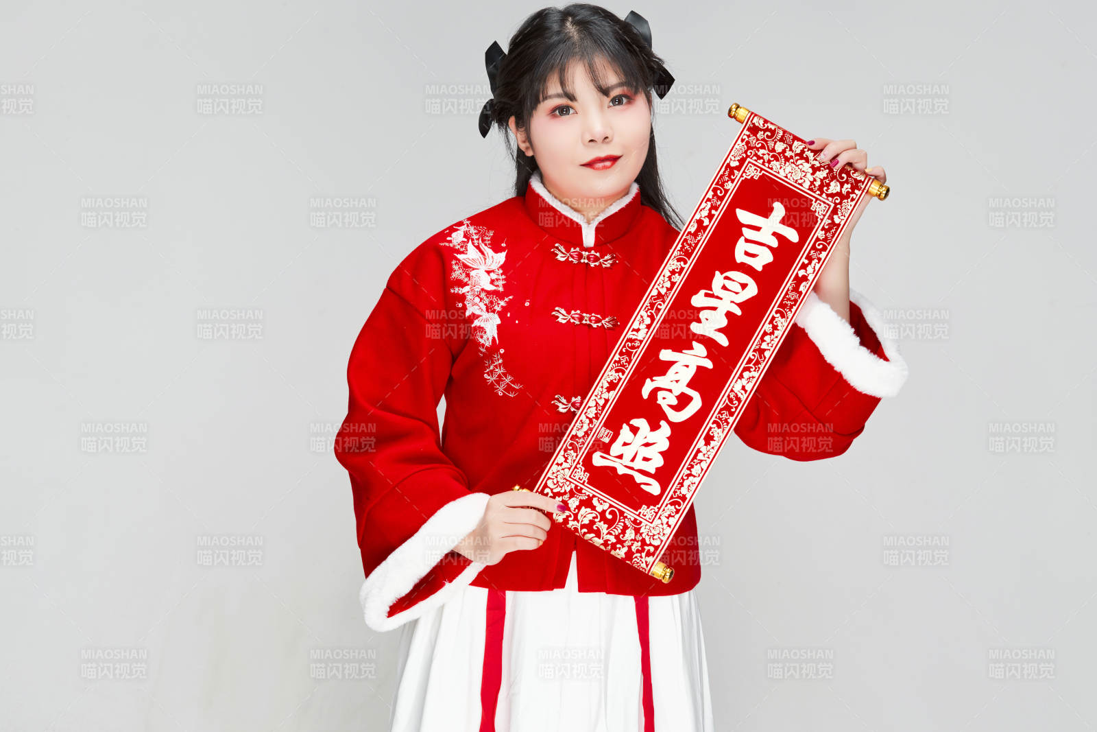 手持春聯身穿喜慶漢服的可愛少女