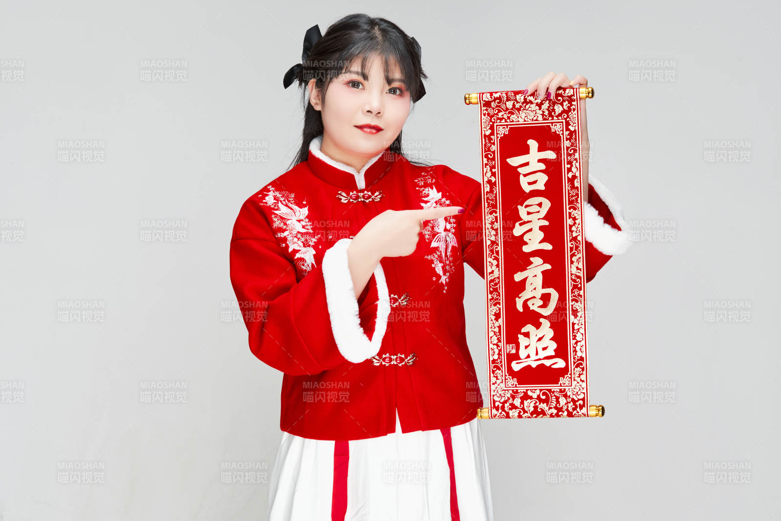 手持春聯(lián)身穿喜慶漢服的可愛少女