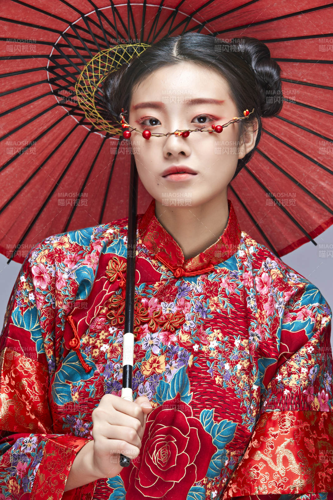 身穿中國秀禾服手撐油紙傘的亞洲女性模特