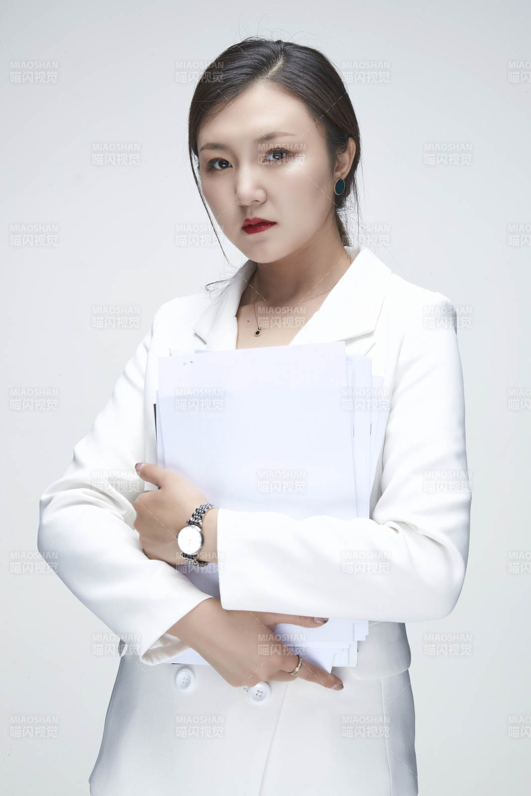 影棚拍攝白色背景亞洲年輕女性商務(wù)人像