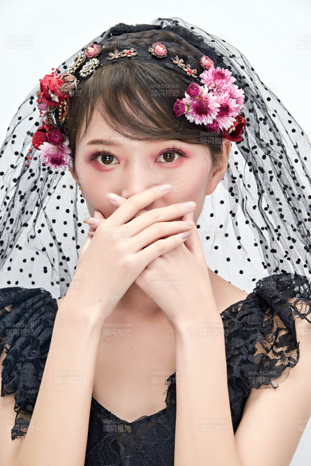 白色背景下的新娘彩妝美女人像