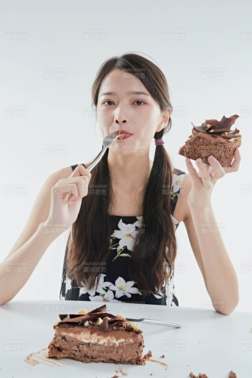 喝紅酒品嘗蛋糕的年輕女性