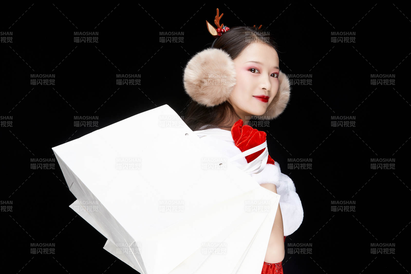 身穿圣誕服飾手提購物袋性感可愛的圣誕女郎