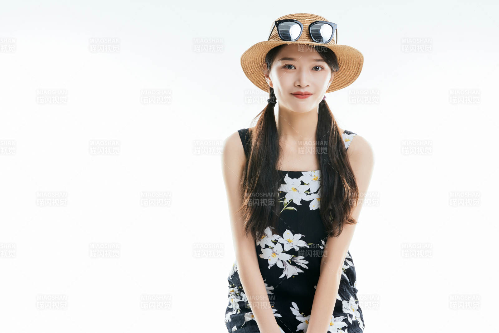 白色背景下準備出發(fā)旅行的美麗東方女大學(xué)生