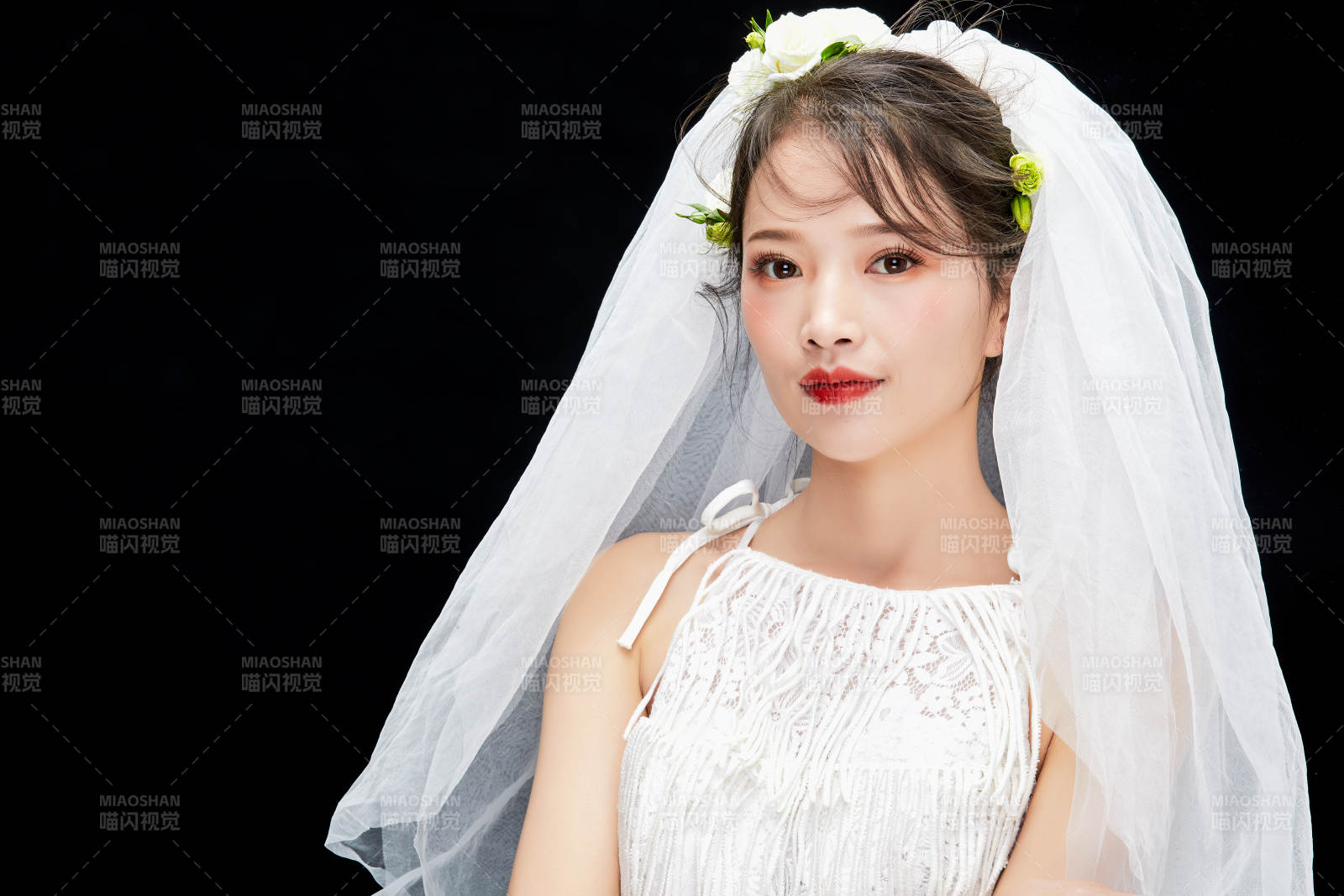 黑色背景下的美妝新娘彩妝人像
