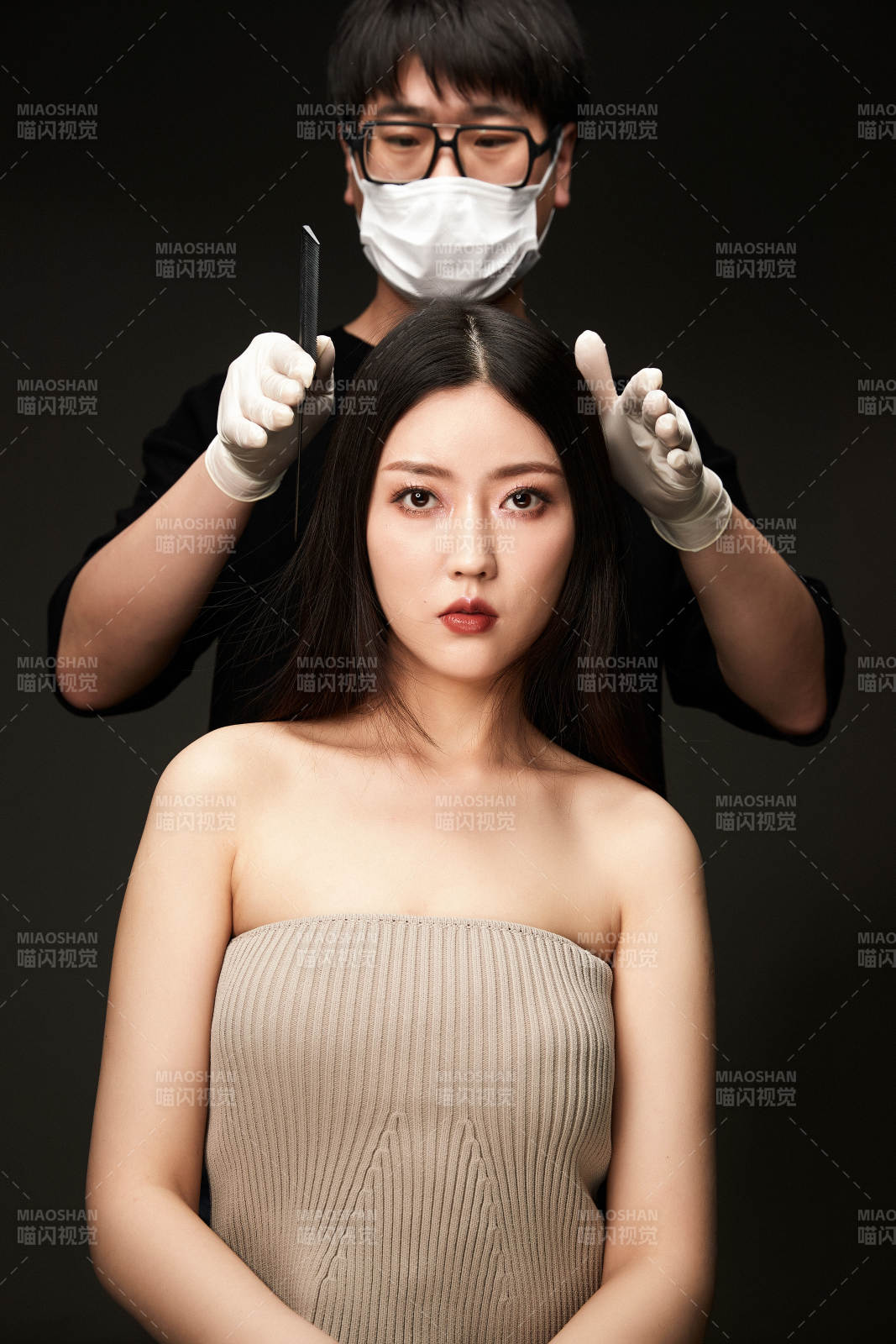 進行美妝化妝的化妝師與模特