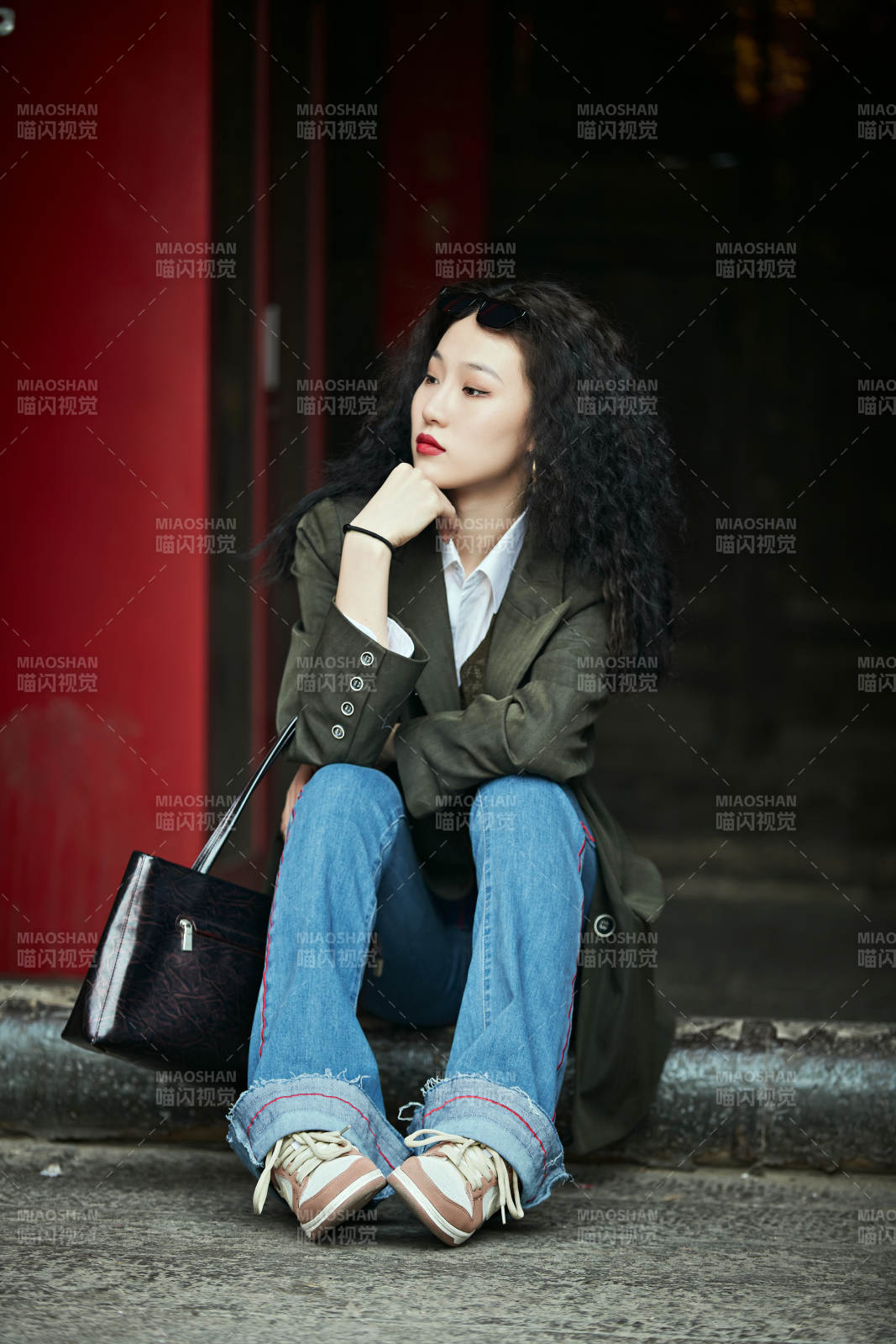 老舊城區里穿著復古港風的美麗清純少女