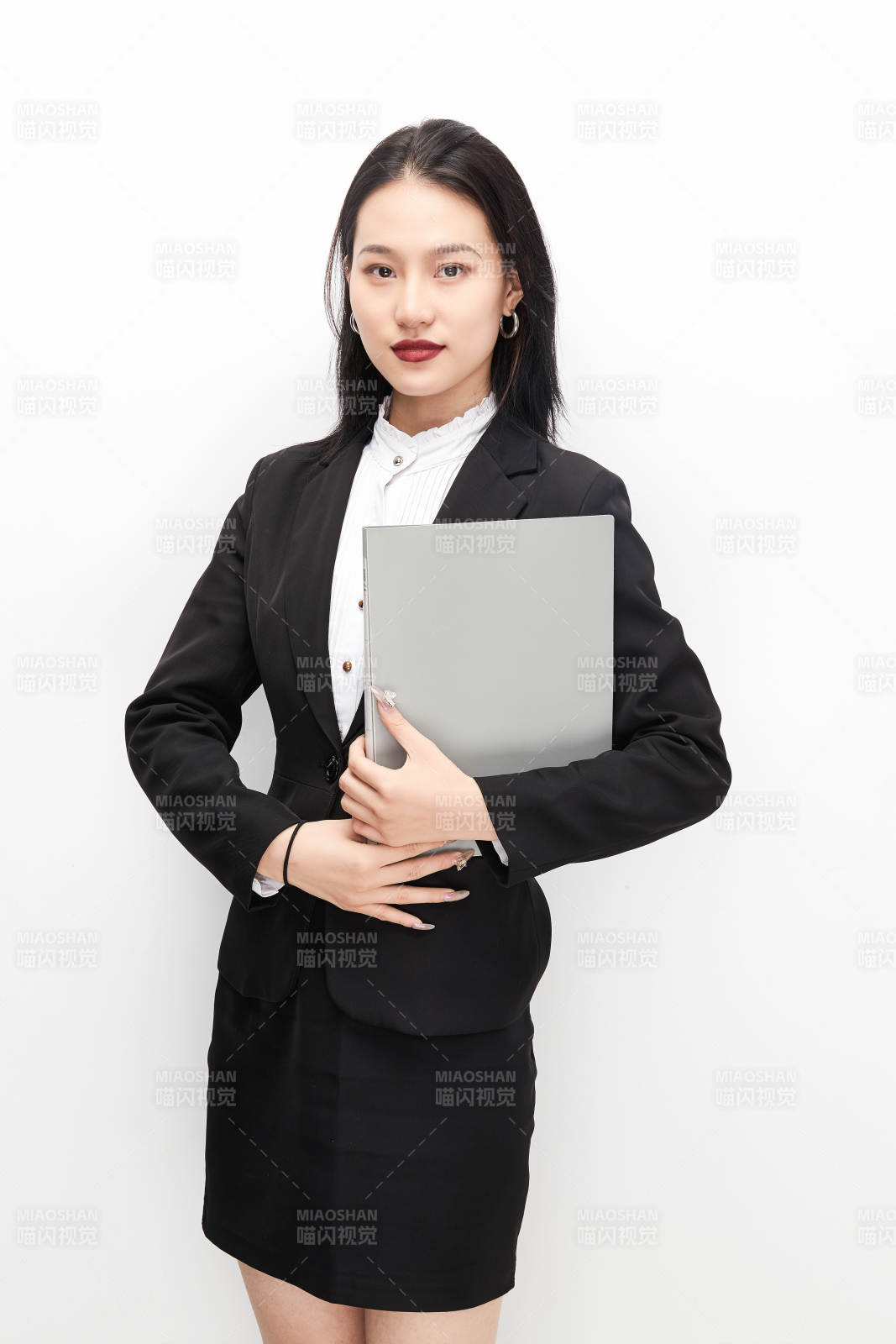 身穿西服拿著文件夾的美麗商務女士