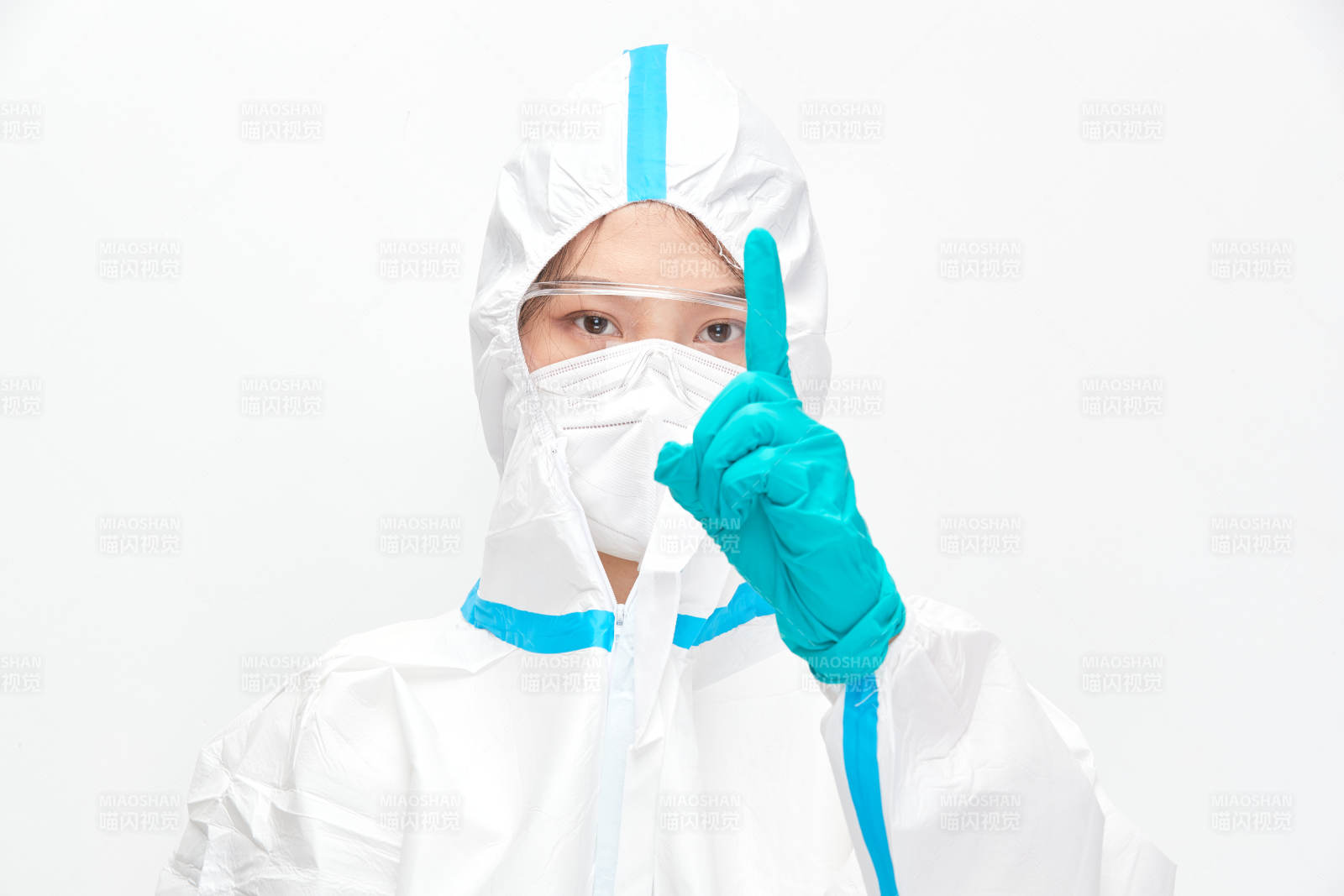 穿白色防護服佩戴護目鏡口罩的女性醫療人員