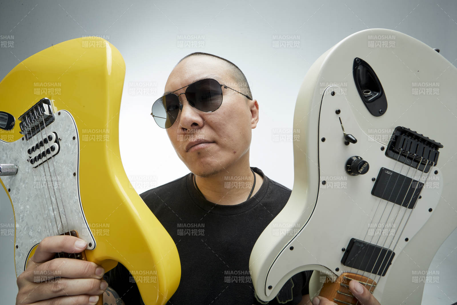 手持電吉他展示演奏的亞洲男性搖滾樂手人像