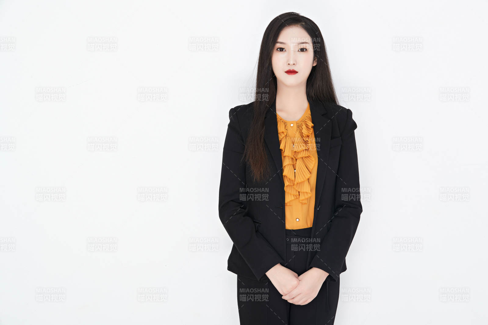 白色背景下的美麗商務女性肖像