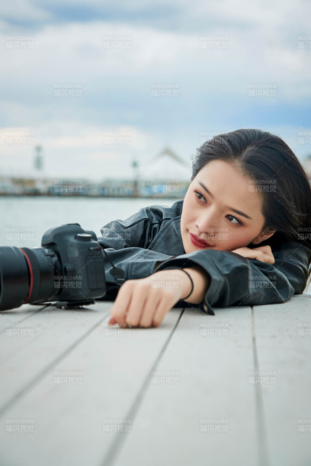 戶外湖畔進行拍攝的亞洲青年女性攝影師