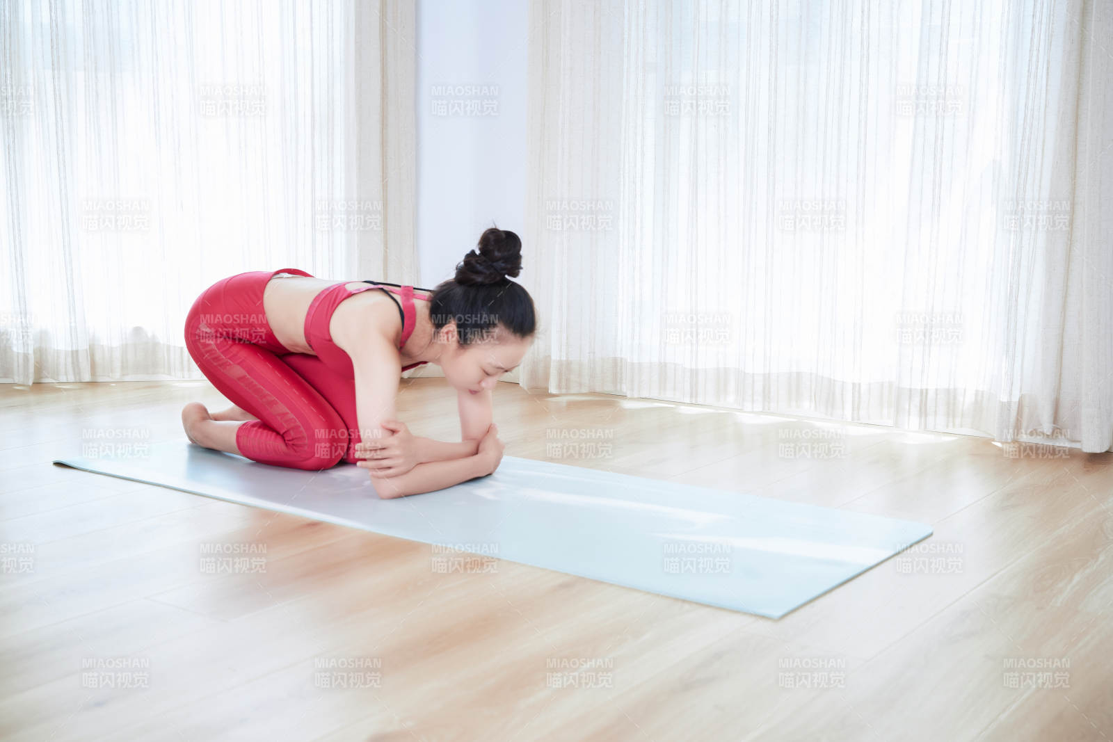 做瑜伽動作的亞洲年輕女性