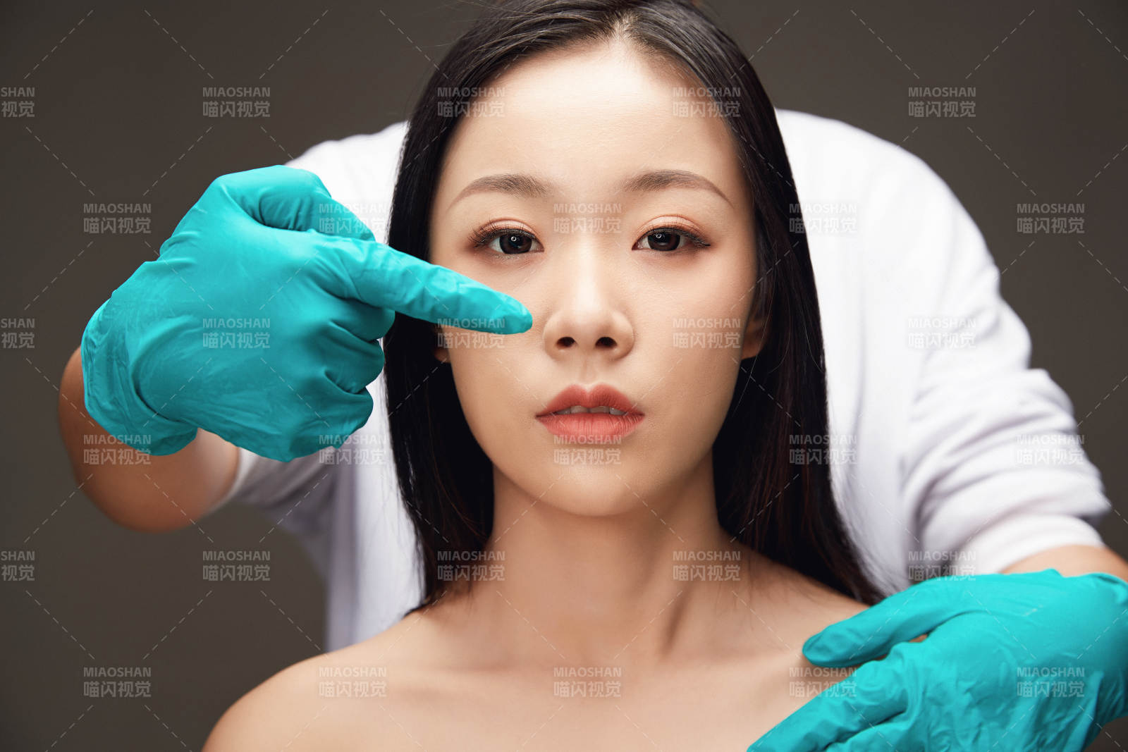 黑色背景里的亞洲美女面部特寫醫(yī)美整容