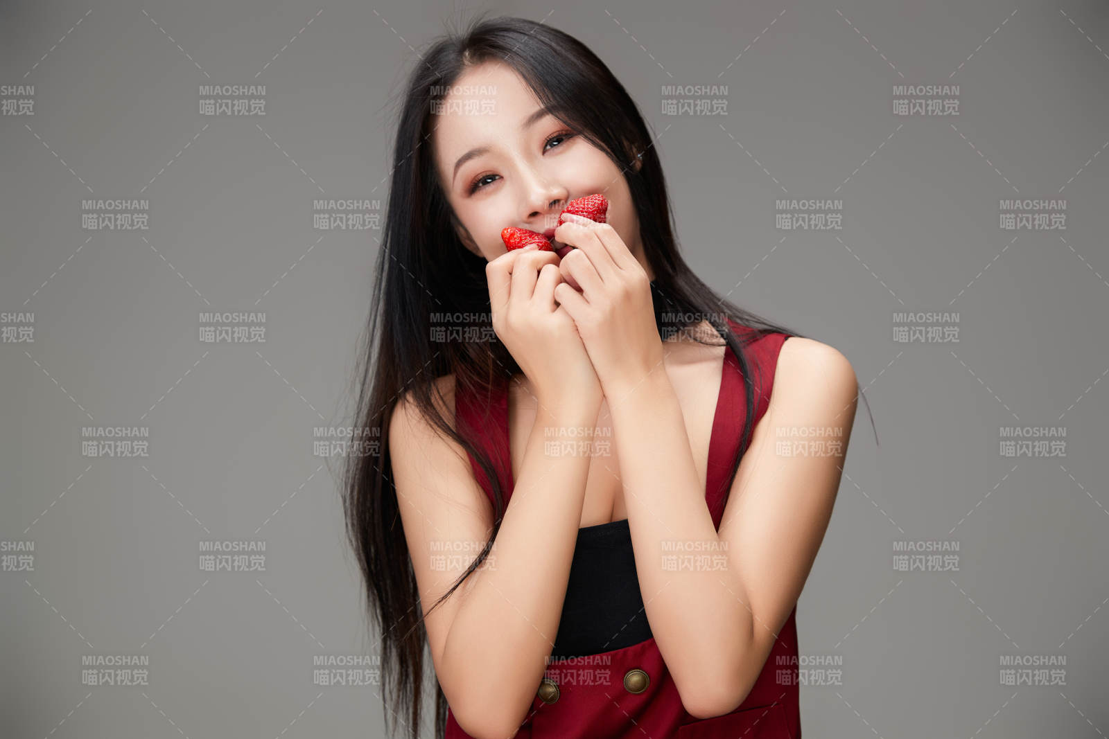 吃水果的亞洲東方長發少女