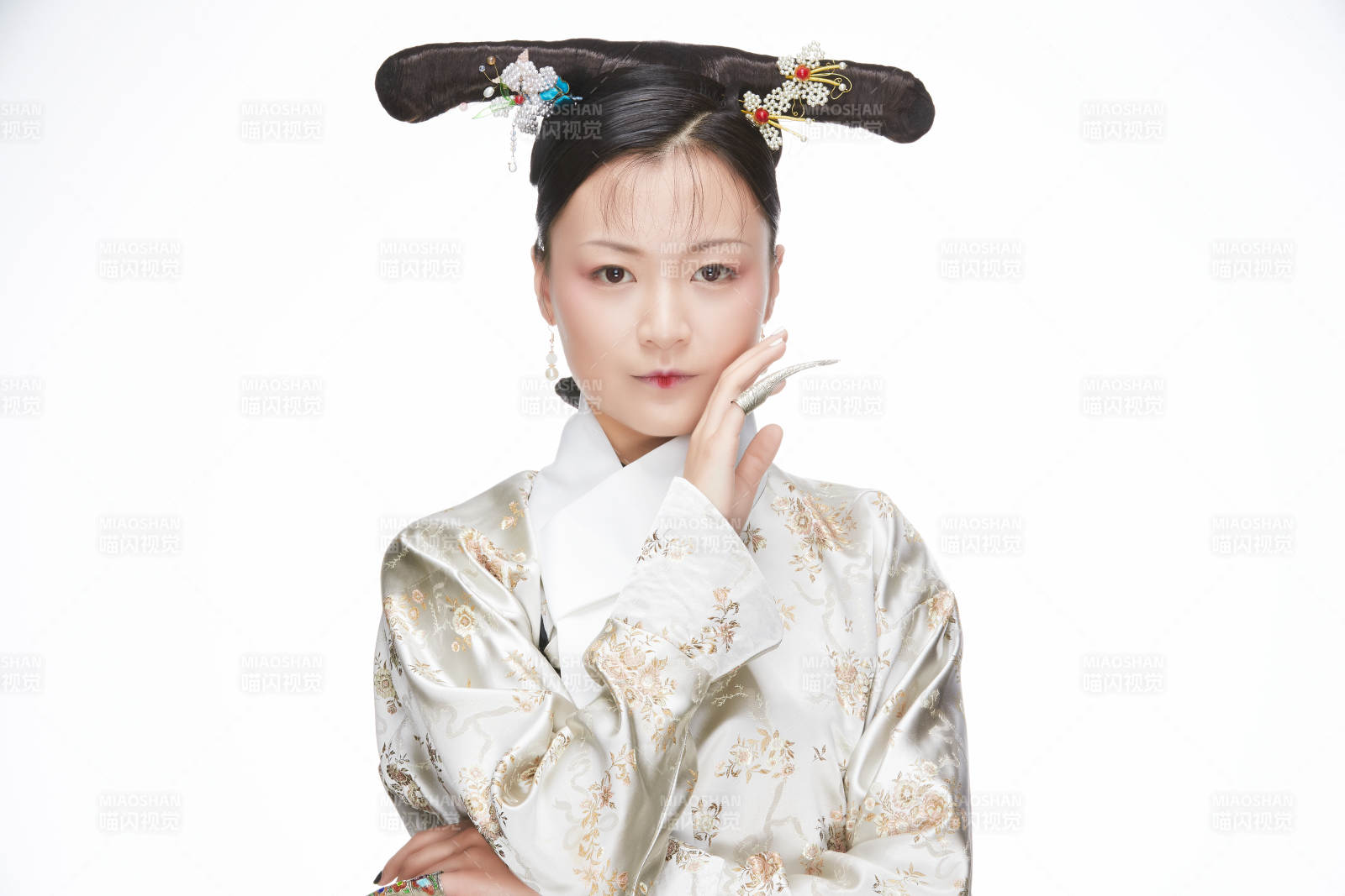 白色背景下的清代女性古裝造型清朝古裝