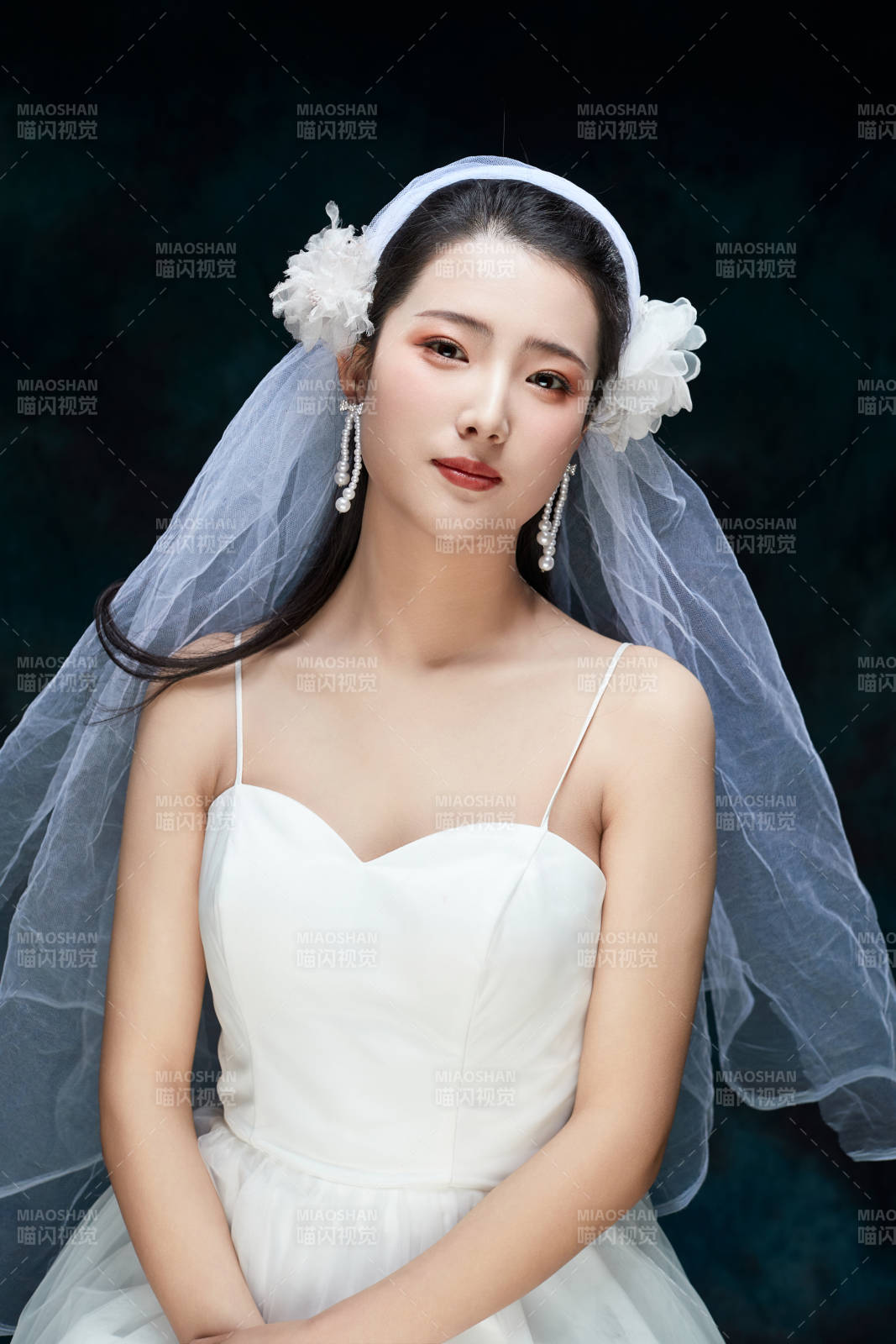 黑色背景下的女性復(fù)古婚紗妝面