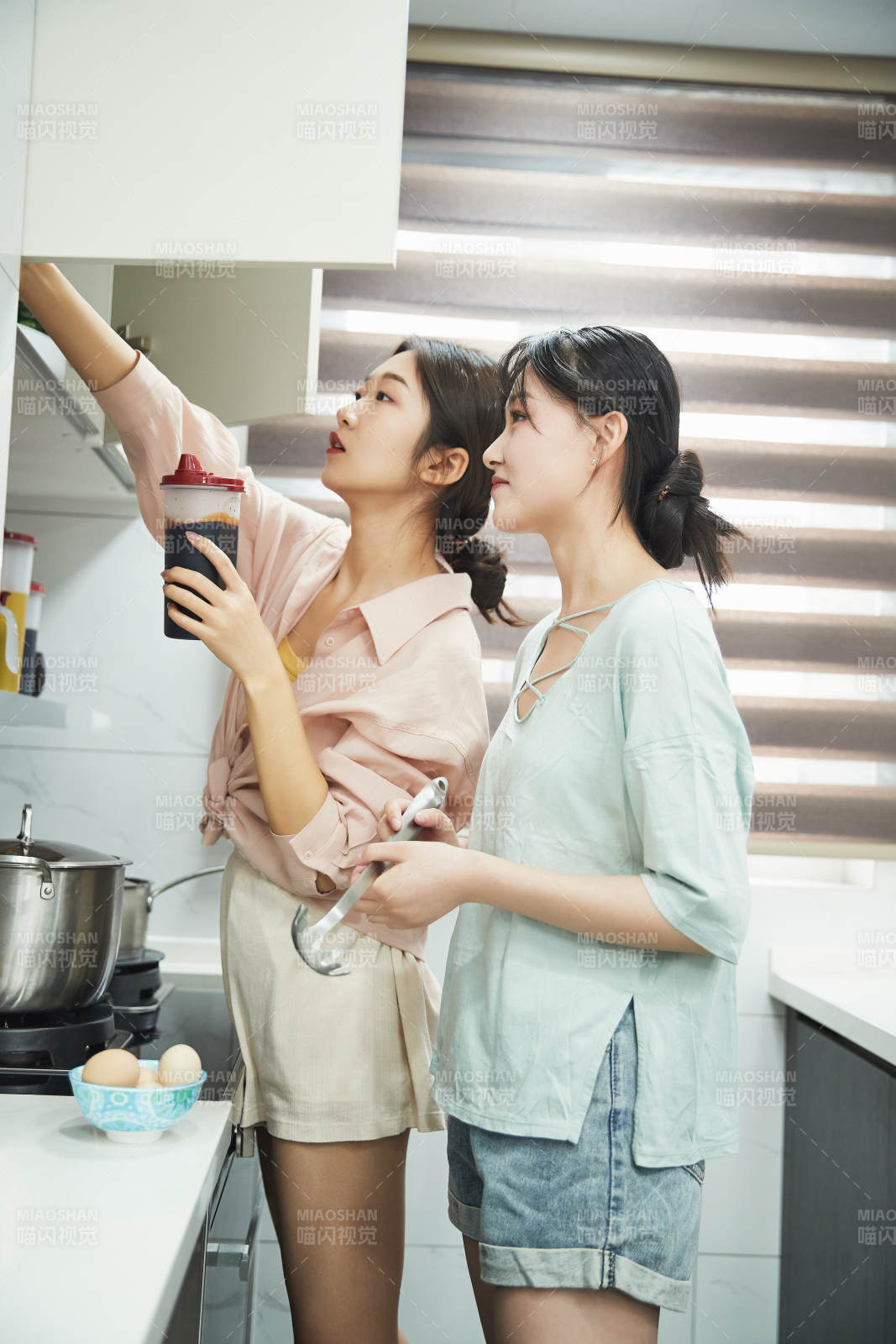 在廚房烹飪美食的亞洲閨蜜少女