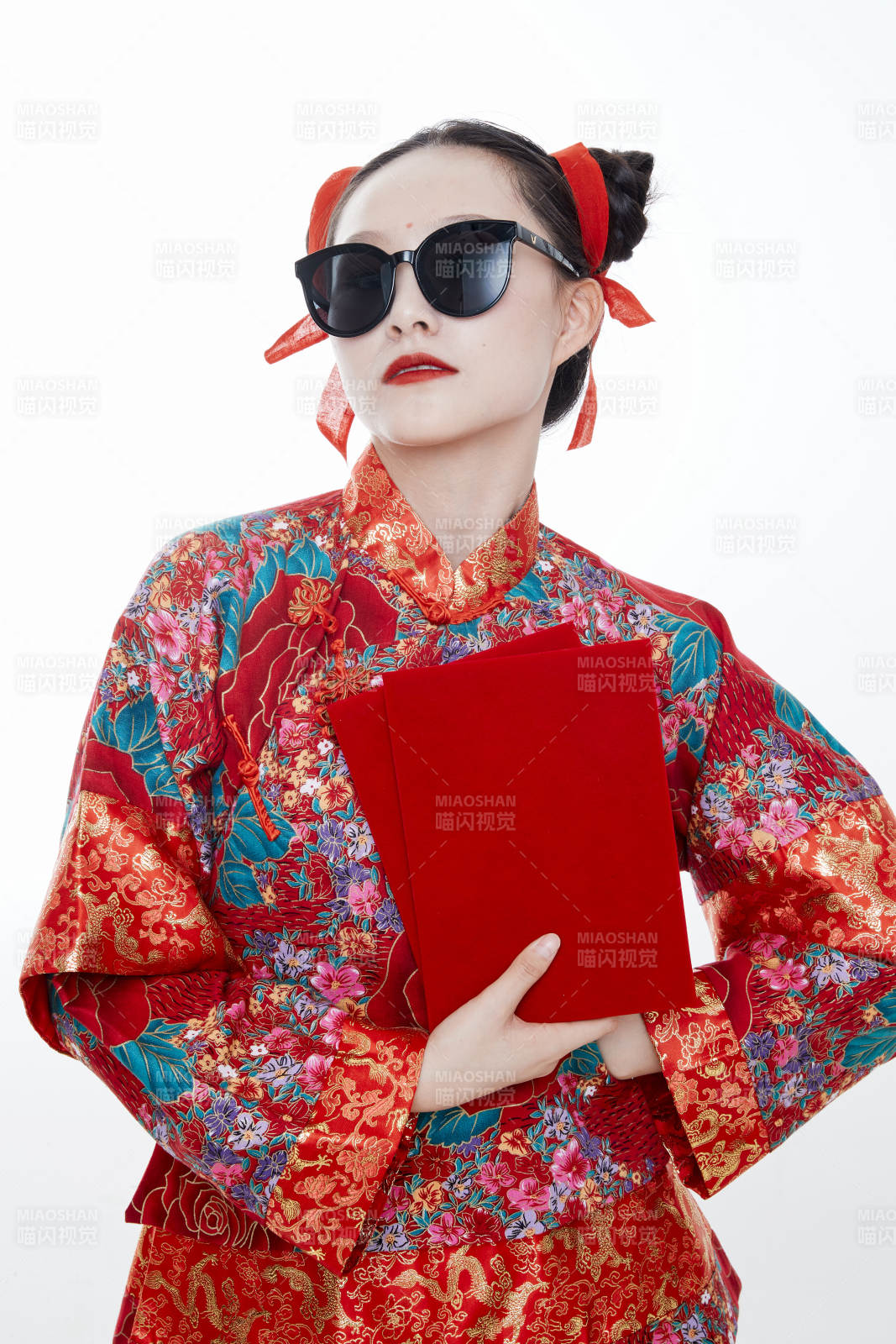 身穿中國傳統服飾的青年女性